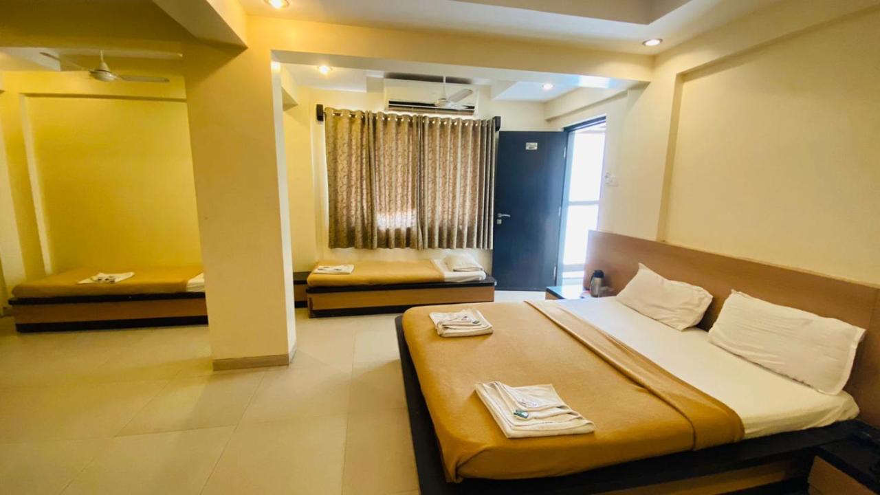 Hotel Sai Gurusthan Shirdi Luaran gambar